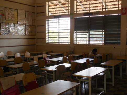 カンボジアの小学校教室