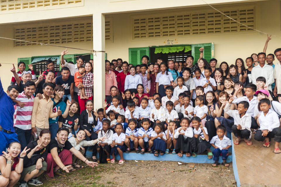 カンボジアの小学校の開校式
