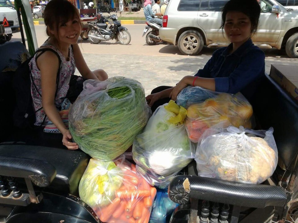 トゥクトゥクで食材の買い出し