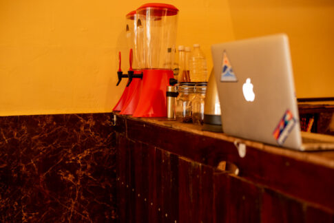MacBook Airとビールタワー