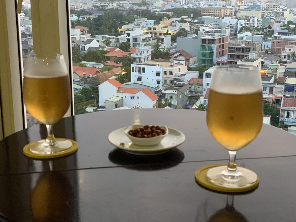 ダナンのシーフェニックスホテルのバーで飲むビール