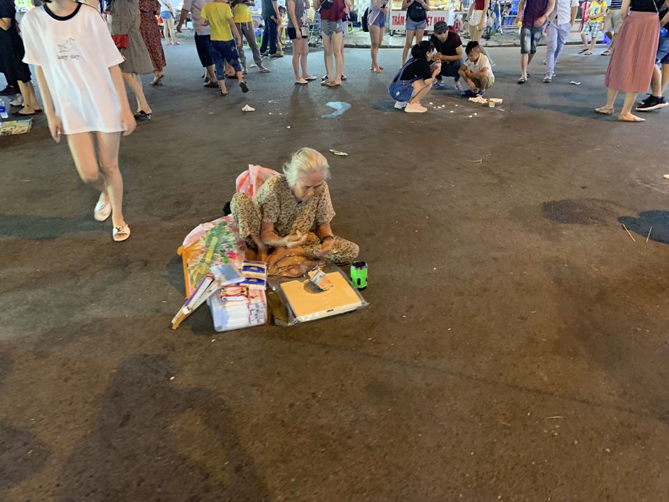 体重を測る老婆
