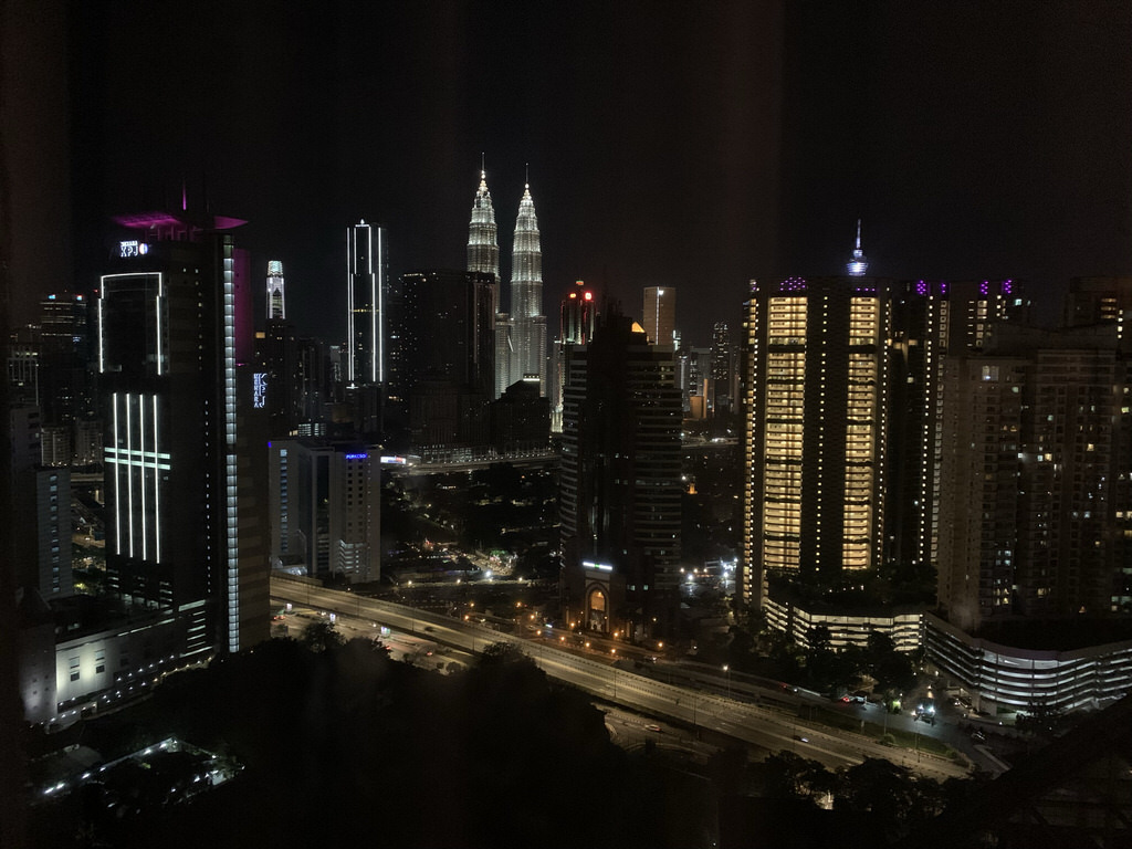 ホテルの部屋からの夜景