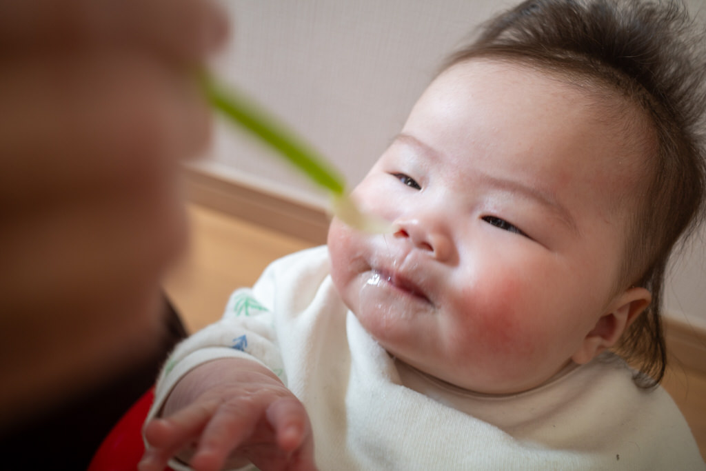 離乳食を食べる赤ん坊