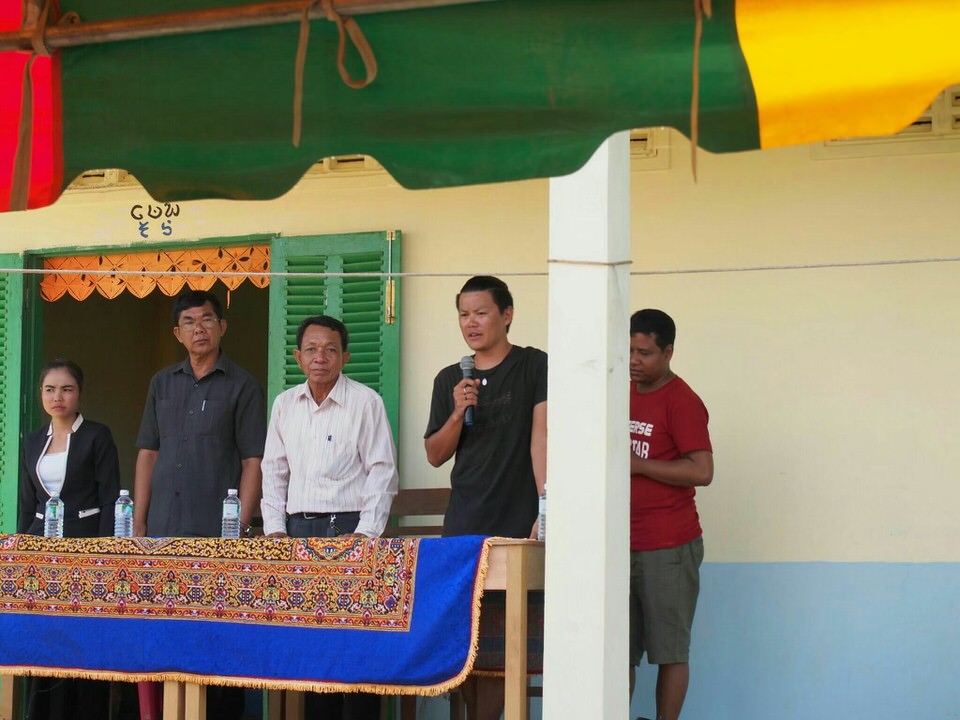 カンボジアの小学校開校式でスピーチする様子