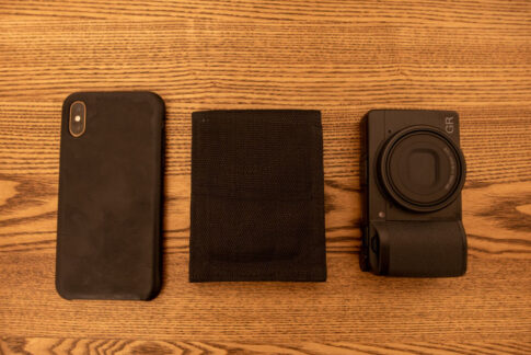 財布とカメラとiPhone
