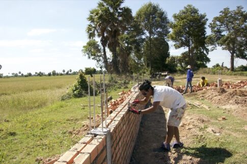 カンボジアに小学校を建てている様子