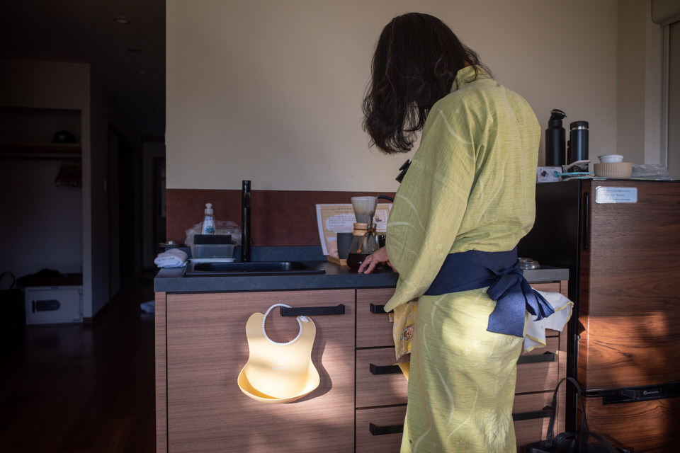 コーヒーを淹れる浴衣の女性