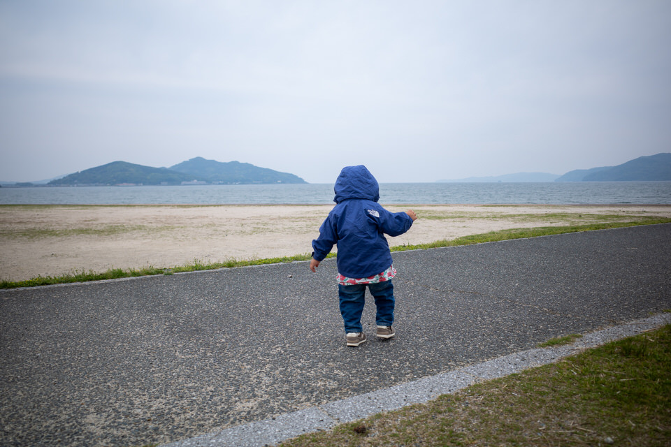 海辺を歩く一歳児