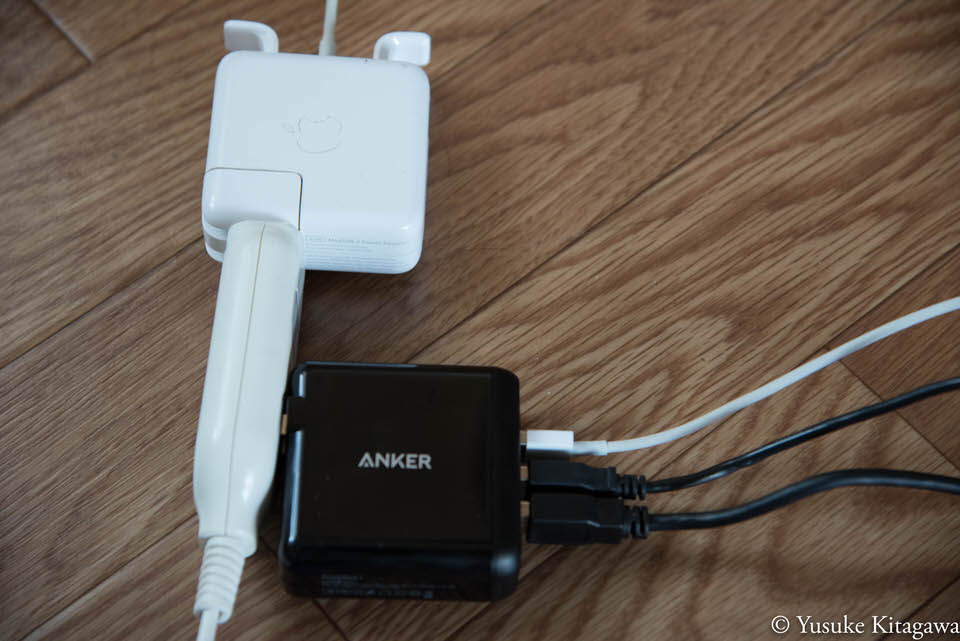 Anker PowerPort4とMacBook AirのMagSafeのサイズ比較