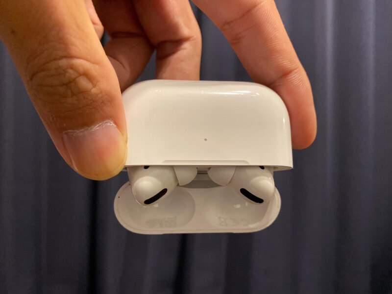 ひっくり返しても落ちないAirPods Pro