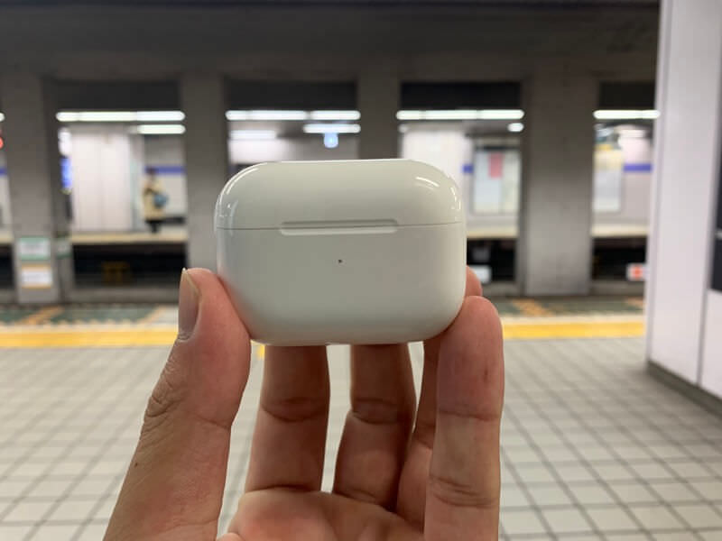 AirPods Proを持った様子