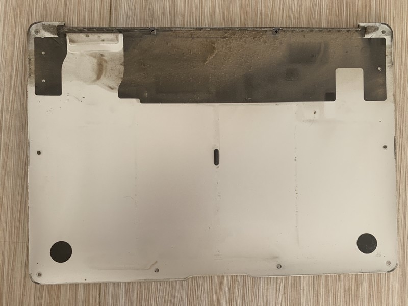 MacBook Airの裏蓋を開けた様子