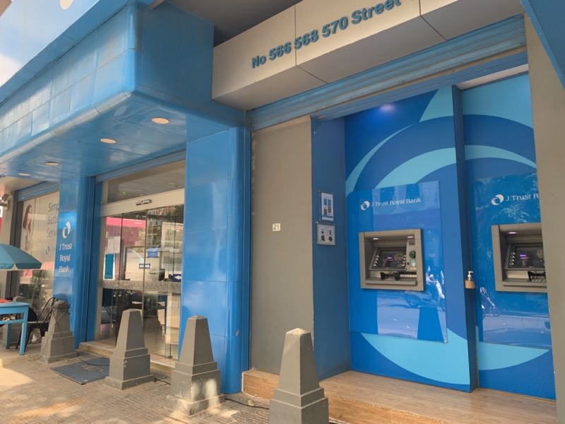 カンボジアの銀行横ATM