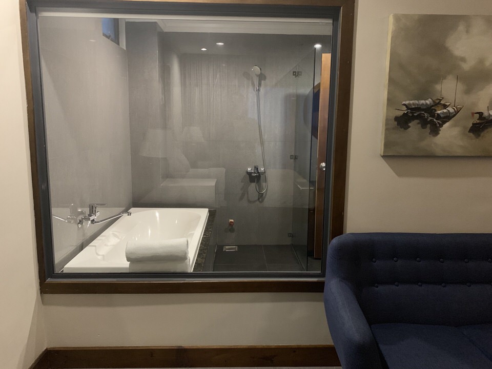 ダン・オアシス・ホテルの部屋から見えるバスルーム