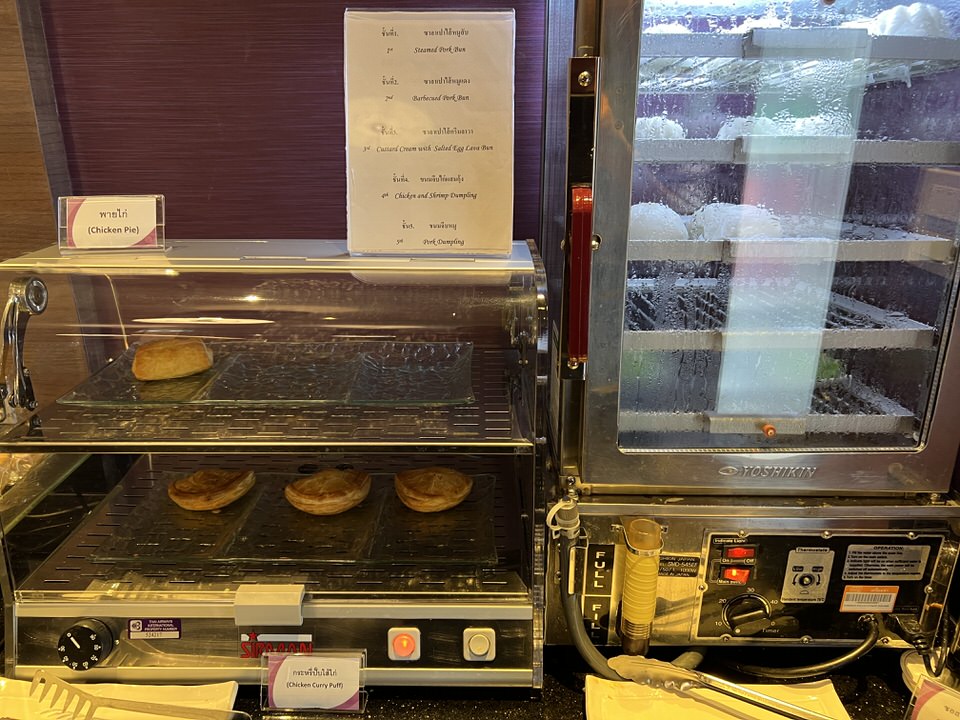 チェンマイ空港国内線のタイ航空オーキッドラウンジのショーケース