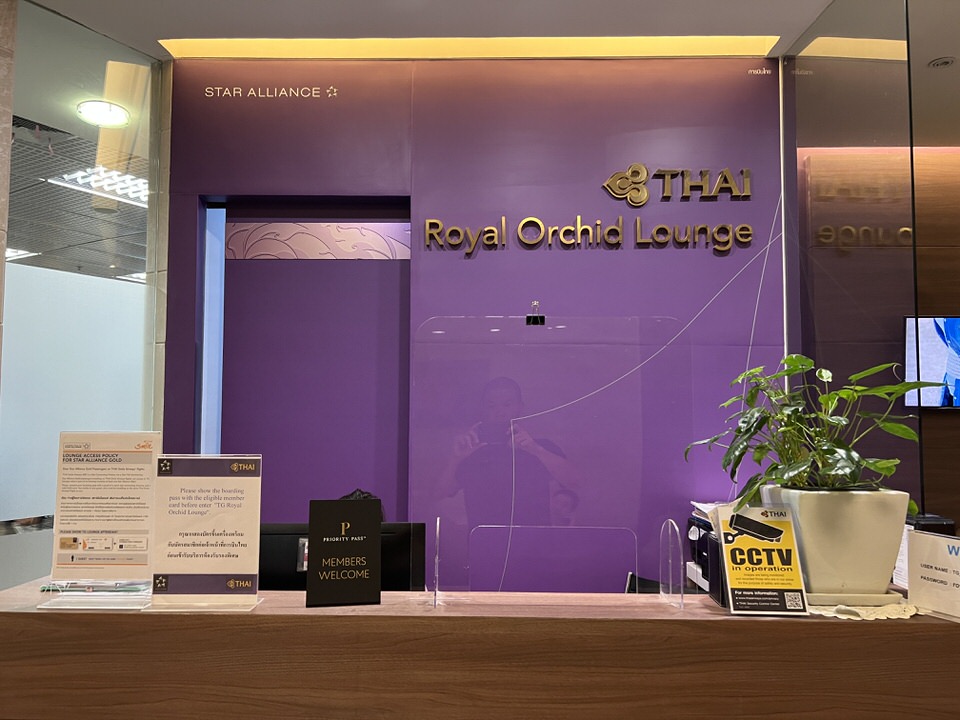 チェンマイ空港国内線のタイ航空オーキッドラウンジのカウンター