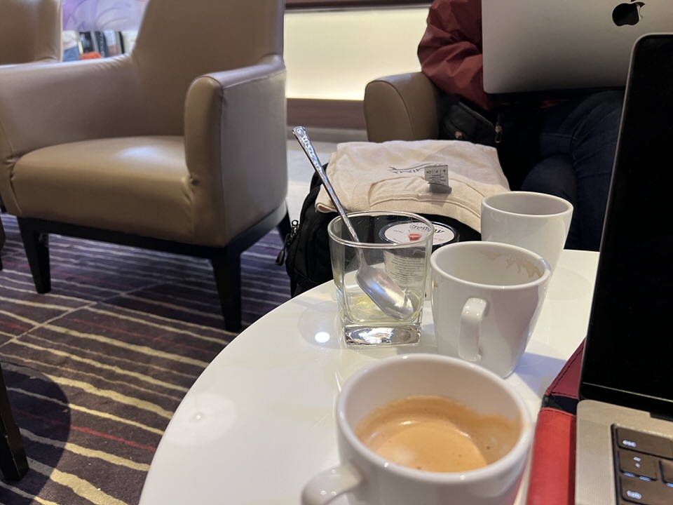 チェンマイ空港国内線のタイ航空オーキッドラウンジで飲食する様子