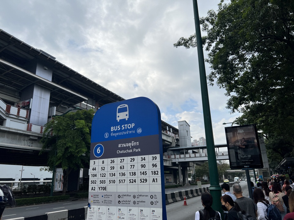 モーチット駅のバス乗り場
