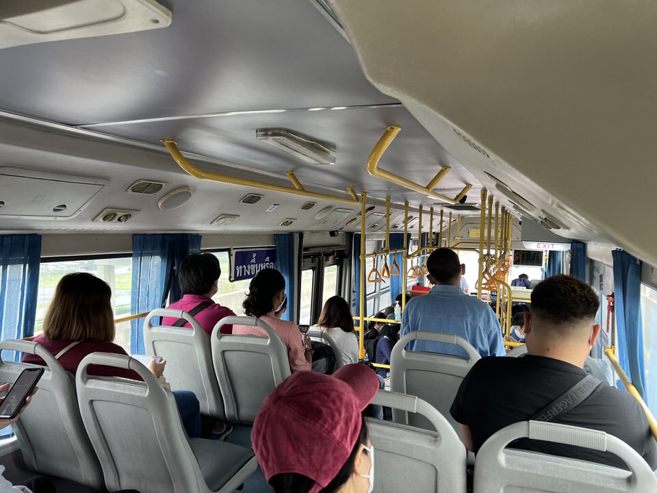 ドンムアン空港行きのバス車内