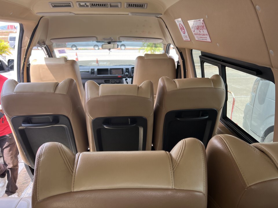クラビ空港かアオナンビーチへ行くシャトルバスの車内