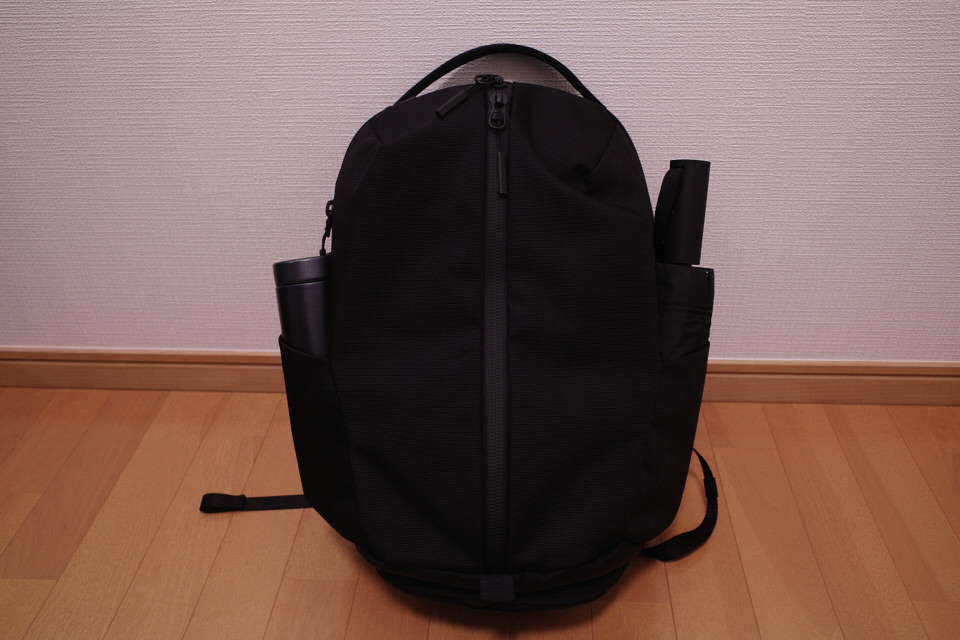 AerのFit Pack 3のサイドポケットに入れた折り畳み傘とマイボトル