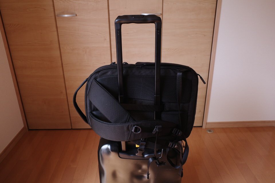 スーツケースにひっかけたAerのFit Pack 3