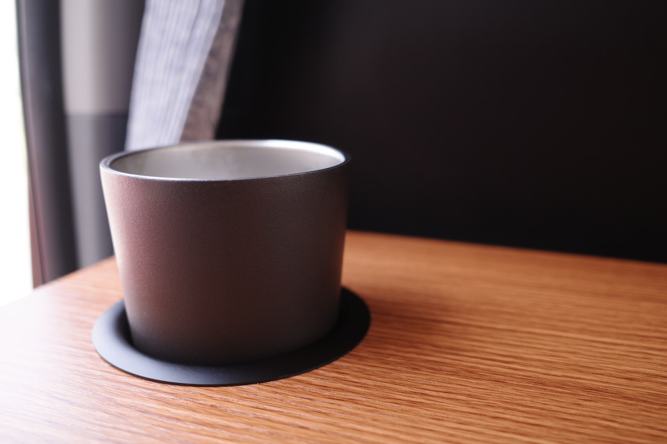 ハイエースのセカンドテーブルに飲み物を置いた様子