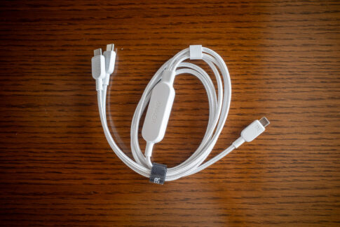 AnkerのUSC-C 2in1ケーブルを丸めた様子