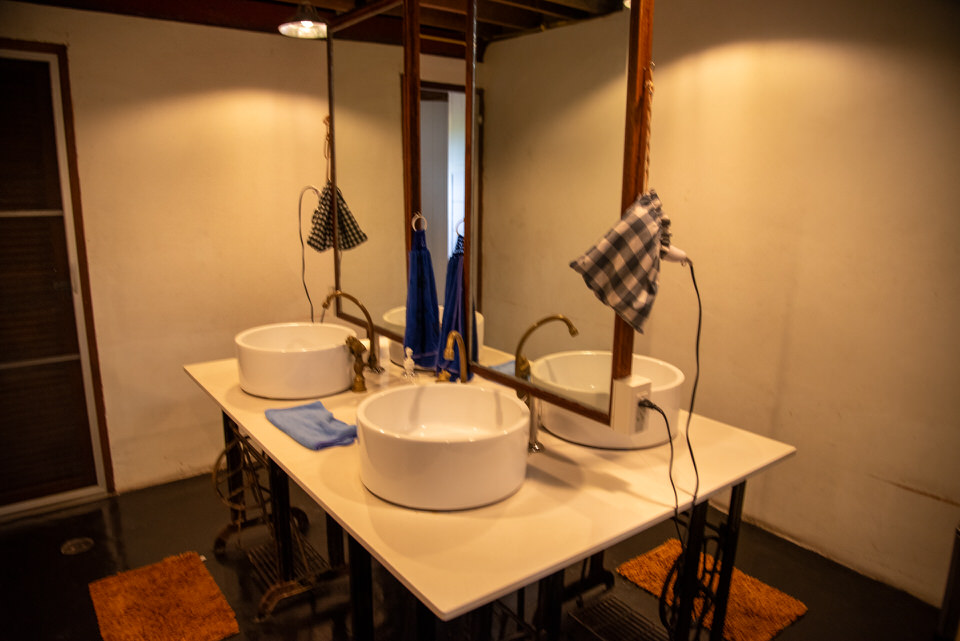 HERE HOSTELの洗面所