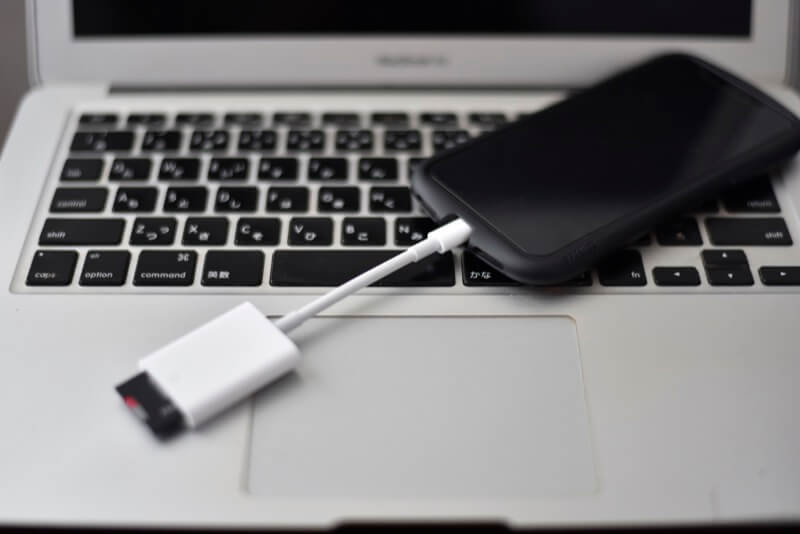 Lightning - SDカードカメラリーダーを接続したiPhone