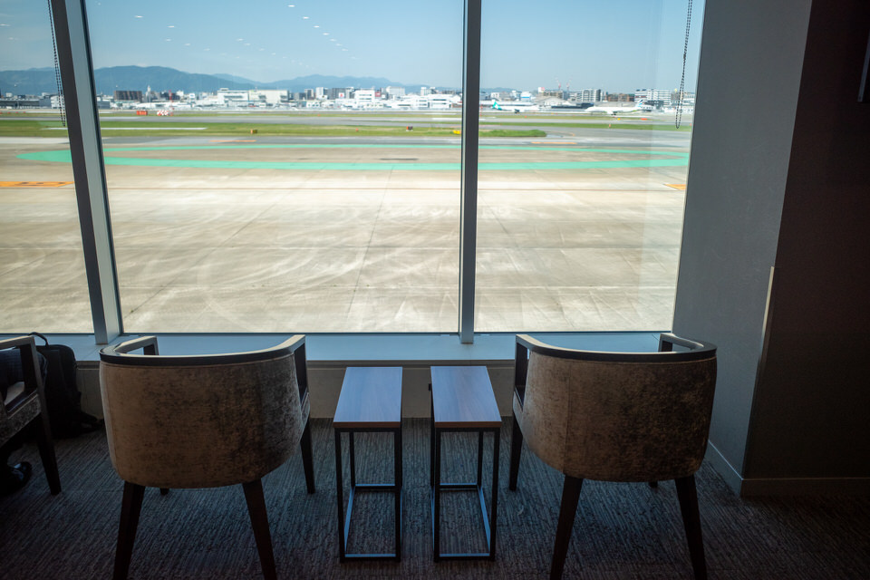 福岡空港国内線ラウンジTIMEサウスから見る滑走路