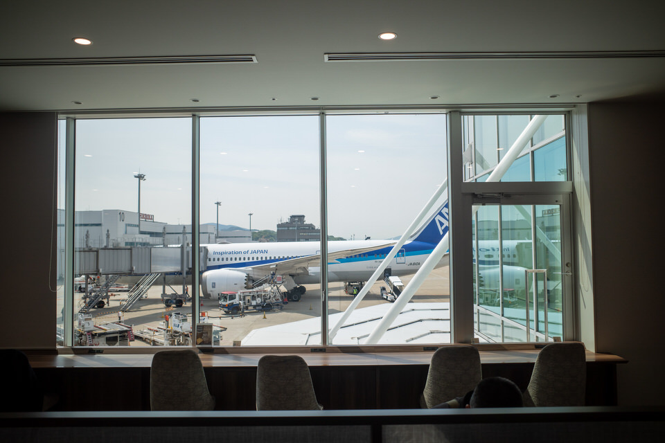 福岡空港国内線ラウンジTIMEサウスから見える飛行機