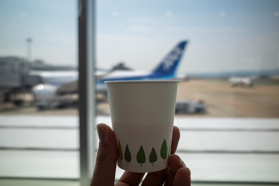 福岡空港国内線ラウンジTIMEサウスで飛行機を見ながら飲むジュース