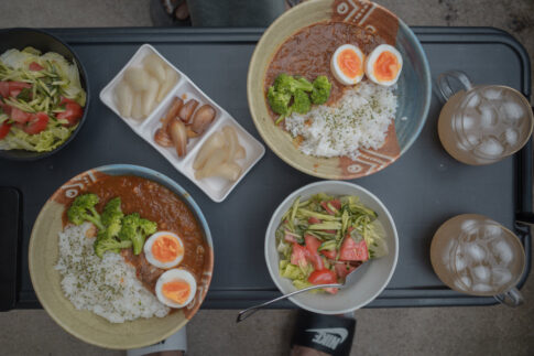 自宅の庭で食べたカレーランチ