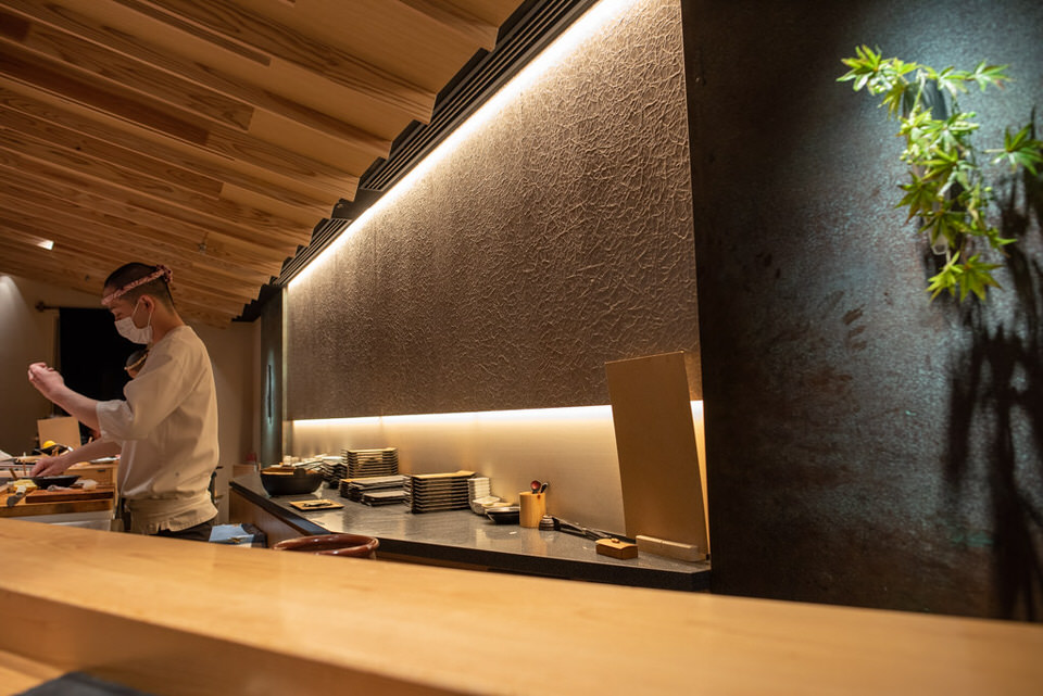 SUSHI TOKYO TEN、のカウンター越しの職人さん