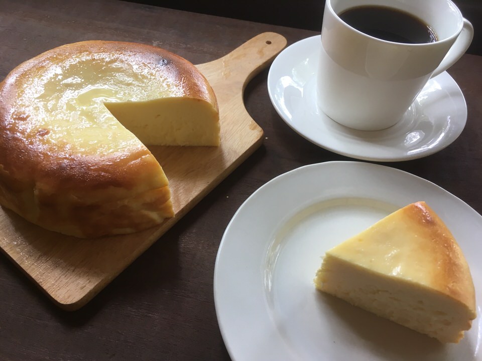 OHANA SIEMREAPのコーヒーとチーズケーキ
