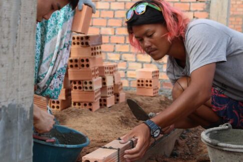 カンボジアで小学校を建設する北川勇介