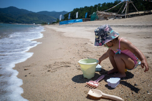 唐津の海で遊ぶ娘