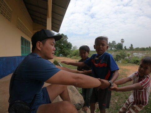 カンボジアに建設した小学校の子供達と北川勇介