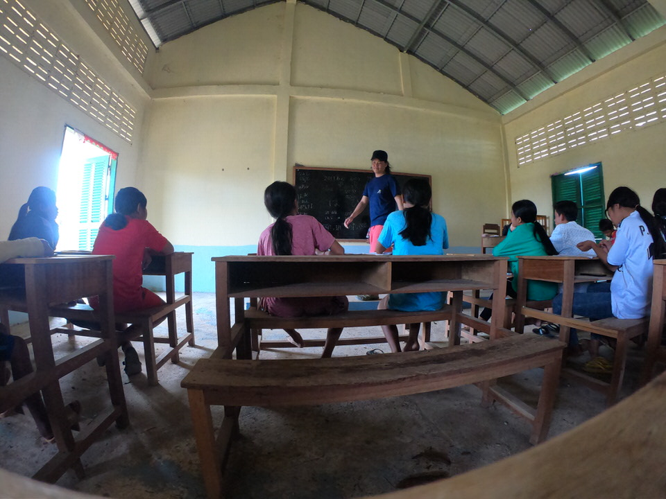 カンボジアの小学校で日本語を教える北川勇介