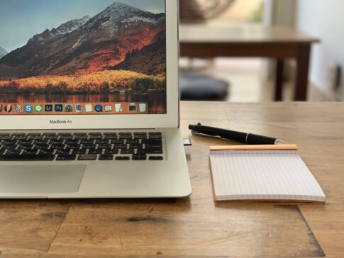 作業場に置いたロディアのメモ帳