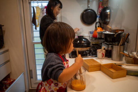 料理を楽しむ妻と娘