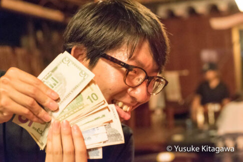 お金を数える人