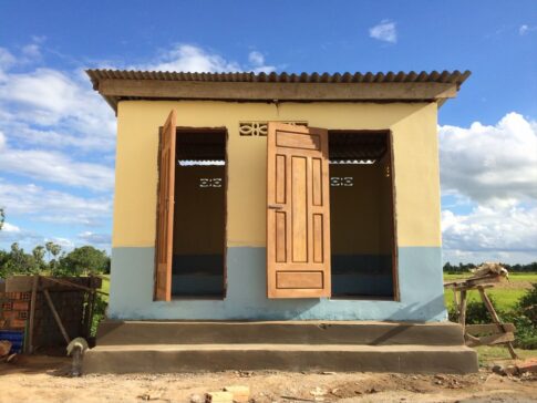 カンボジアの小学校に建設したトイレ