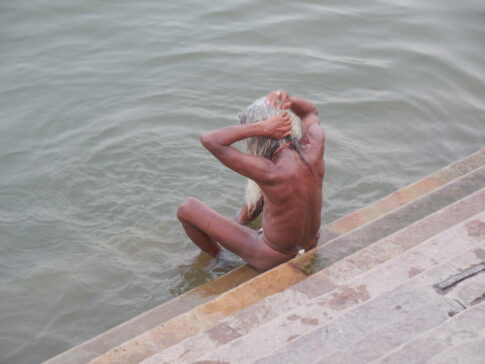 ガンジス川で髪を洗うインド人