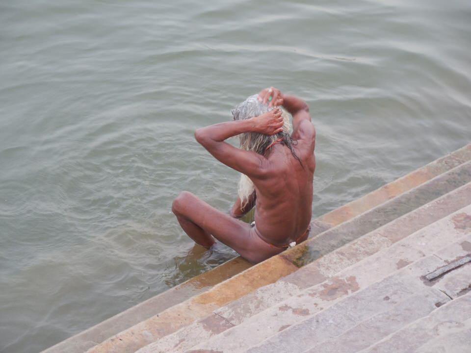 ガンジス川で髪を洗うインド人