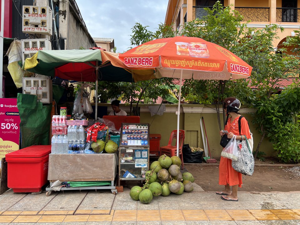 カンボジアの街中で買い物をしている様子