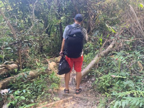 山道をいくノマドワーカー