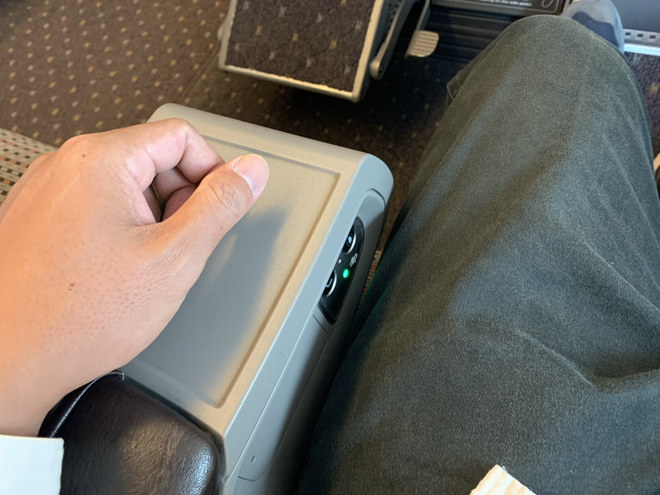 グリーン車の肘掛け